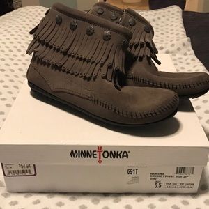 NEVER WORN MINNETONKA MOCCASINS